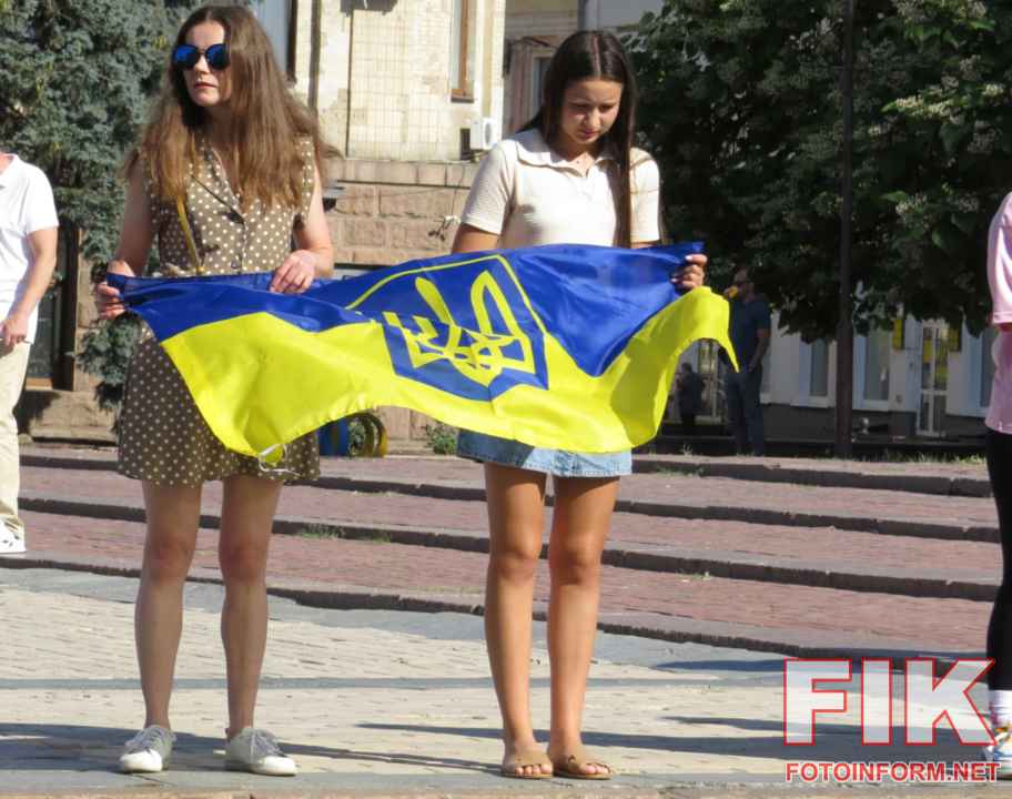 Жителі Кропивницького на колінах вшановують хвилиною мовчання пам'ять чотирьох полеглих солдатів