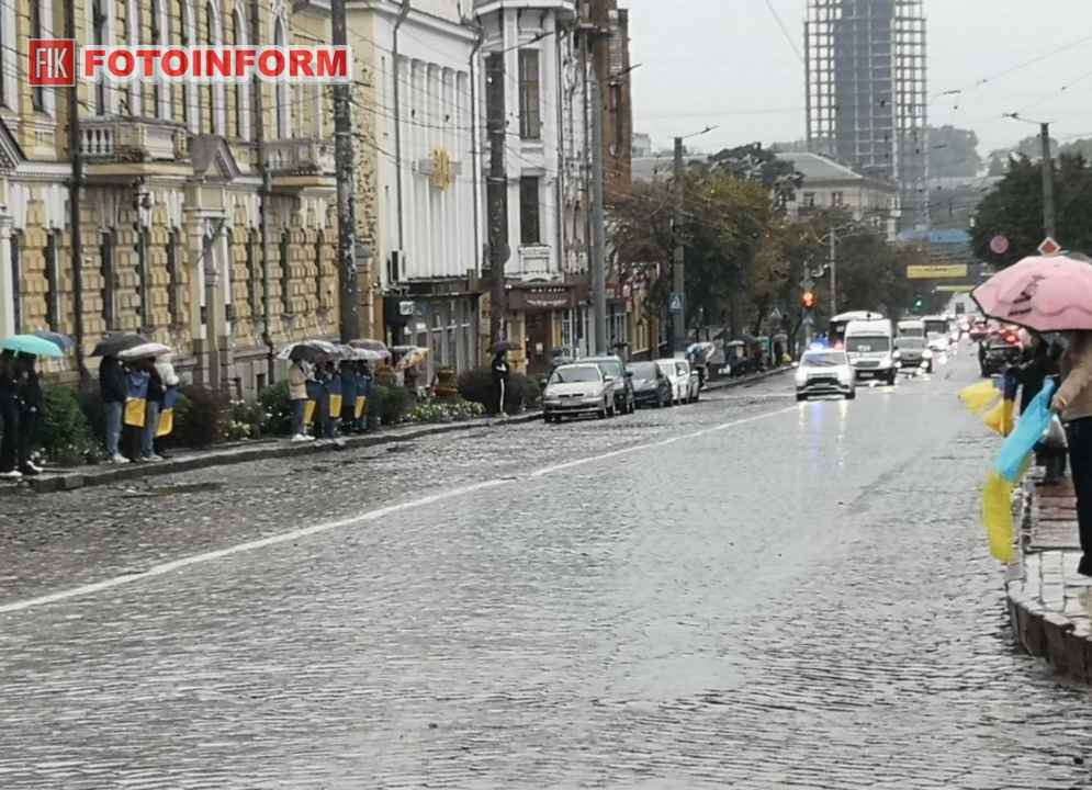 Траурний кортеж та жителі Кропивницького з державними прапорами проводжають в останню путь загиблих захисників України, фото Ігоря Філіпенка
