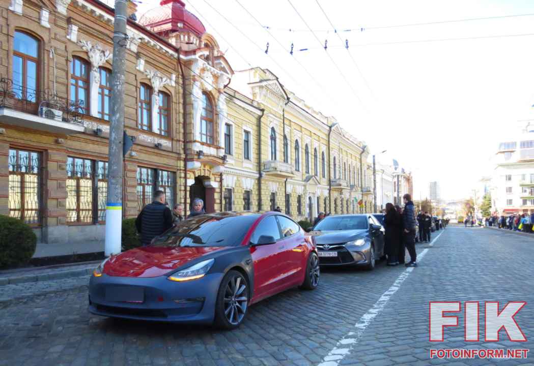 Траурний кортеж із загиблими воїнами у центрі Кропивницького, 14 квітня 2026 року.