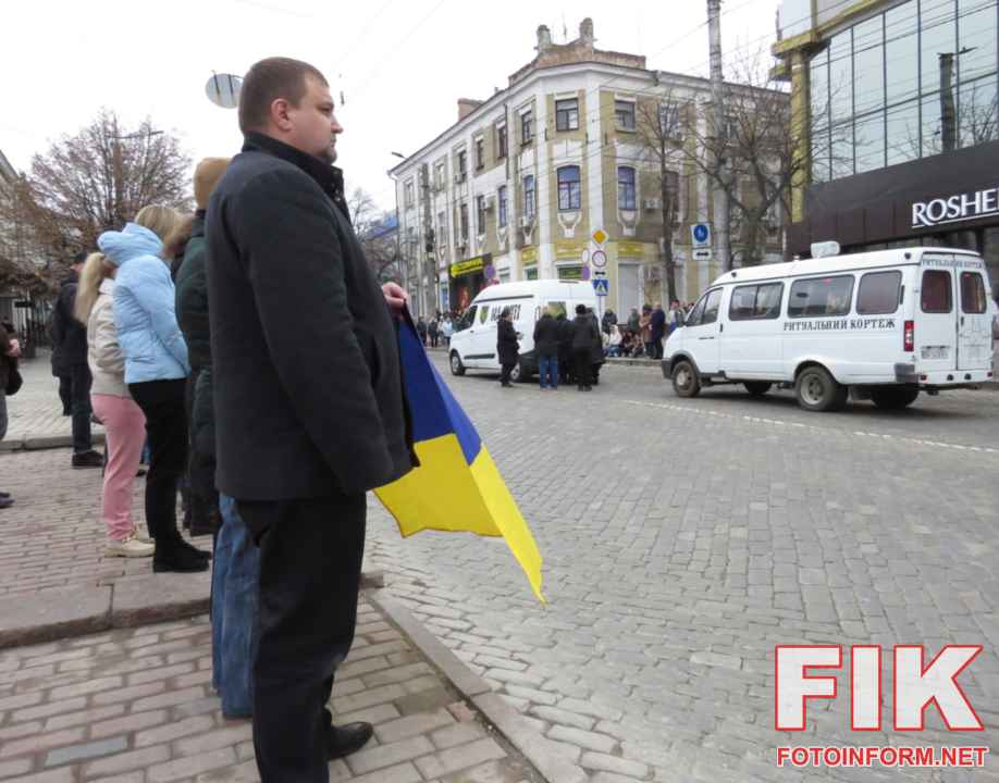 Живий коридор та траурний кортеж у Кропивницькому: містяни вшановують пам'ять полеглих воїнів ЗСУ.