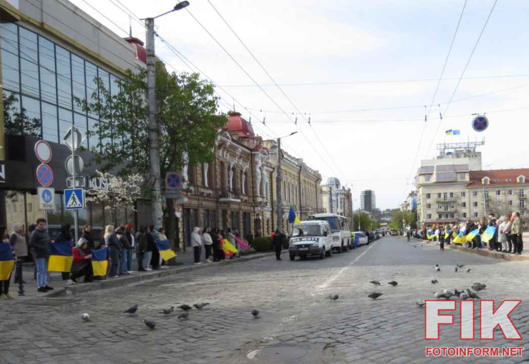 Похоронна процесія на Площі Героїв Майдану у Кропивницькому, прощання з трьома загиблими військовими, 24 квітня.