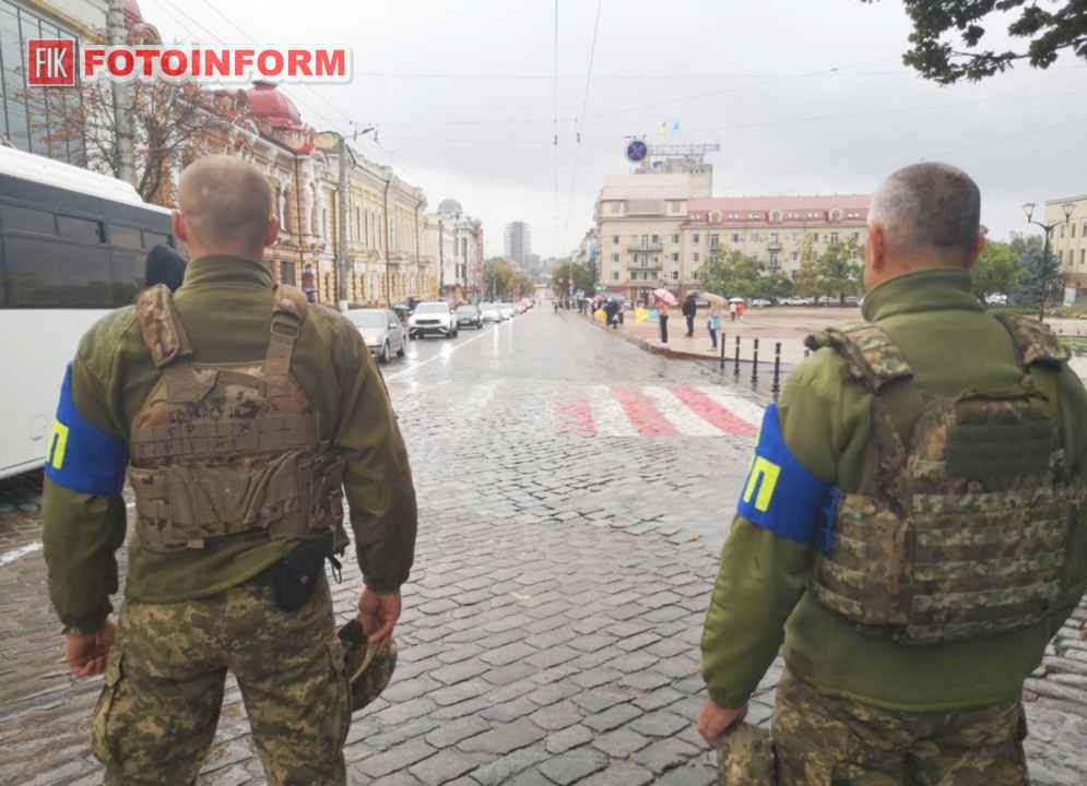 Траурний кортеж та жителі Кропивницького з державними прапорами проводжають в останню путь загиблих захисників України, фото Ігоря Філіпенка
