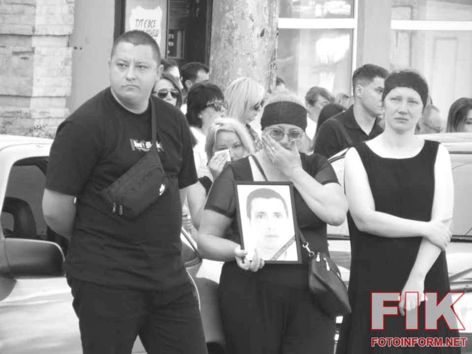 Церемонія прощання з полеглими Героями у Кропивницькому біля площі Героїв Майдану 7 серпня