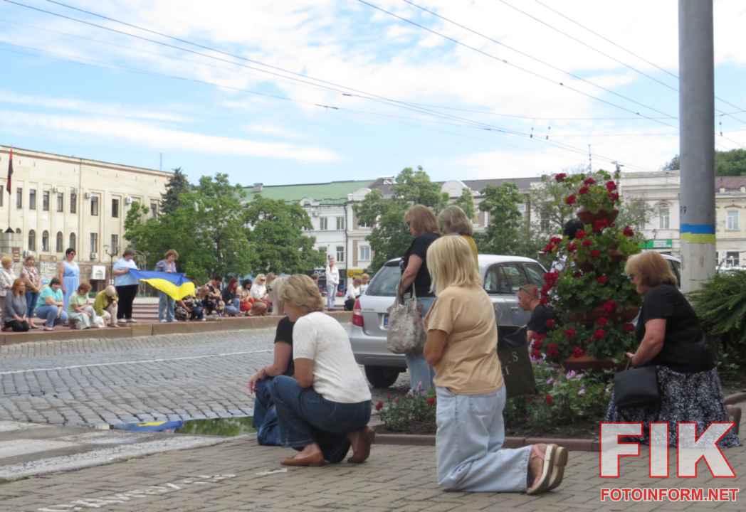 Прощання з загиблим військовим Володимиром Пастуховим на площі Героїв Майдану в Кропивницькому, траурний кортеж та хвилина мовчання.
