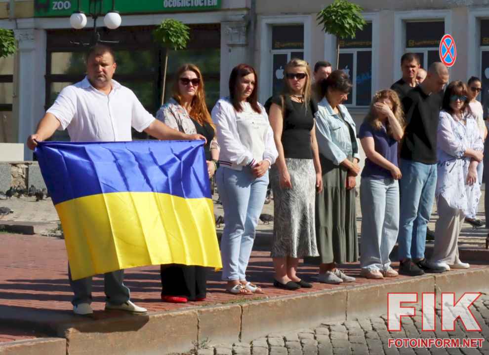Жителі Кропивницького на колінах зустрічають траурний кортеж із загиблими воїнами ЗСУ, 18 червня