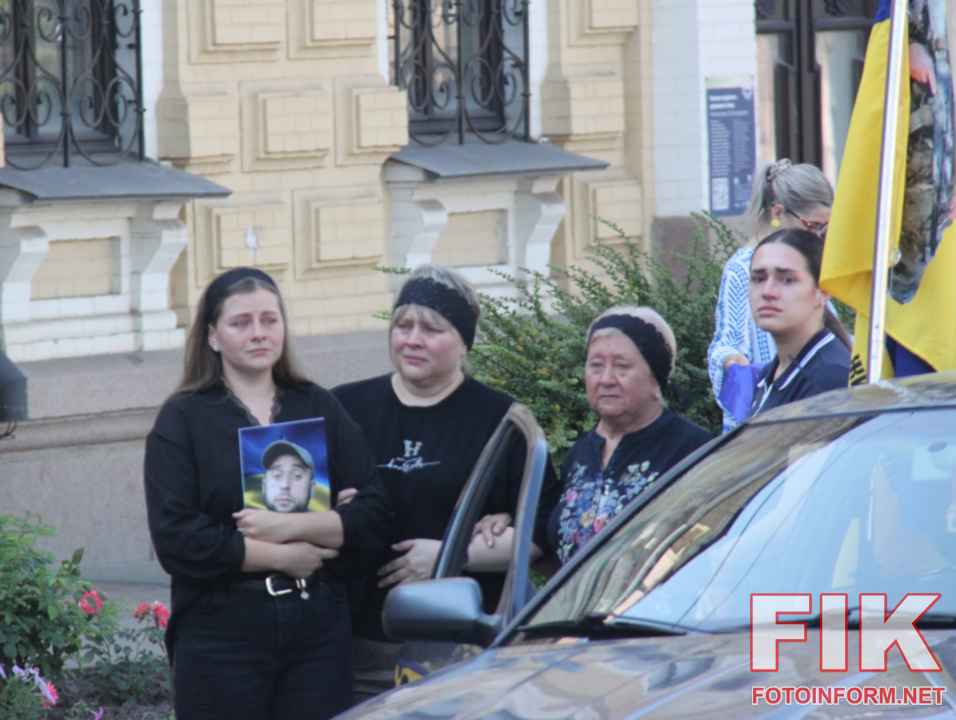 Церемонія прощання із загиблими українськими військовими на площі Героїв Майдану у Кропивницькому.