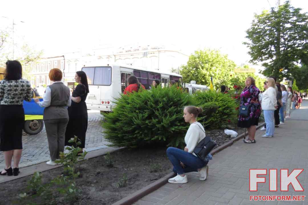 Церемонія прощання із загиблими воїнами ЗСУ на площі Героїв Майдану у Кропивницькому