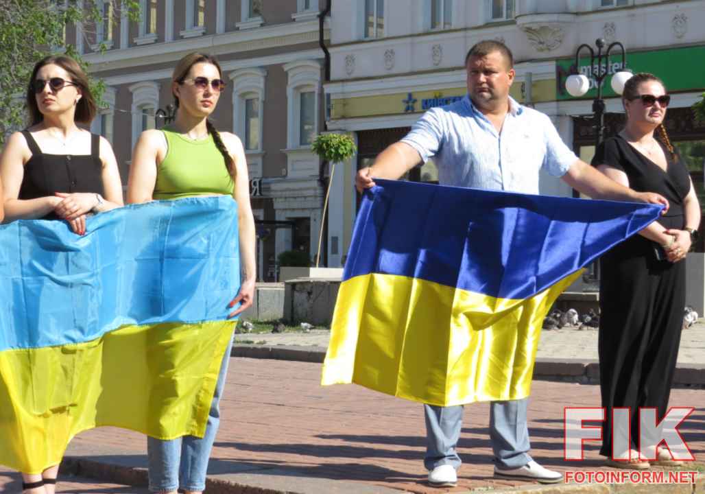Жителі Кропивницького на колінах вшановують хвилиною мовчання пам'ять чотирьох полеглих солдатів