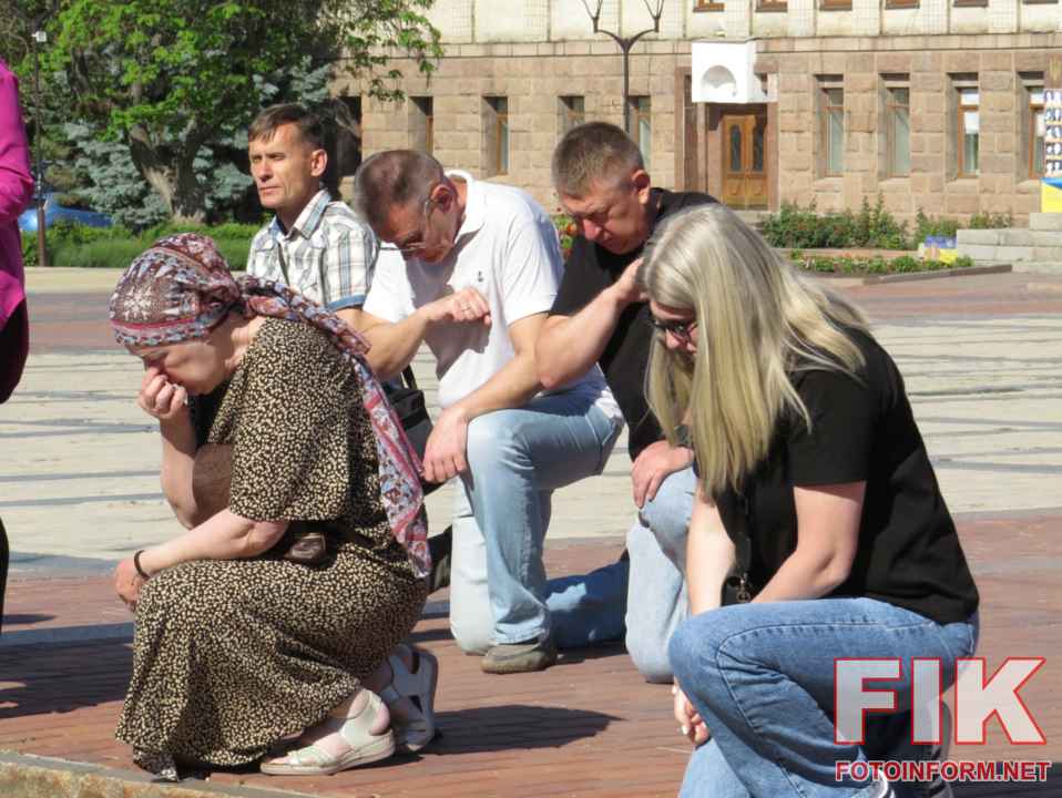 Церемонія прощання із загиблими воїнами ЗСУ на площі Героїв Майдану у Кропивницькому