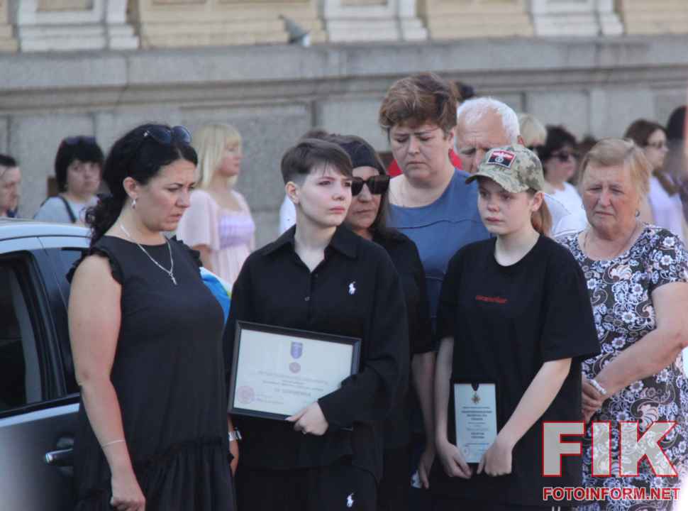 Церемонія прощання із загиблими українськими військовими на площі Героїв Майдану у Кропивницькому.