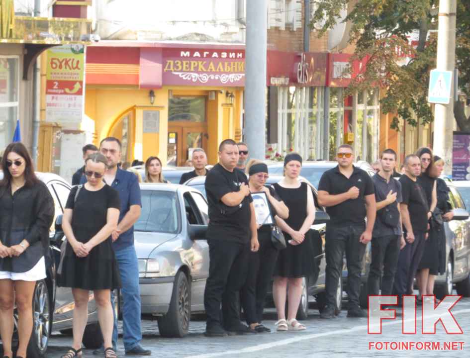 Церемонія прощання з полеглими Героями у Кропивницькому біля площі Героїв Майдану 7 серпня