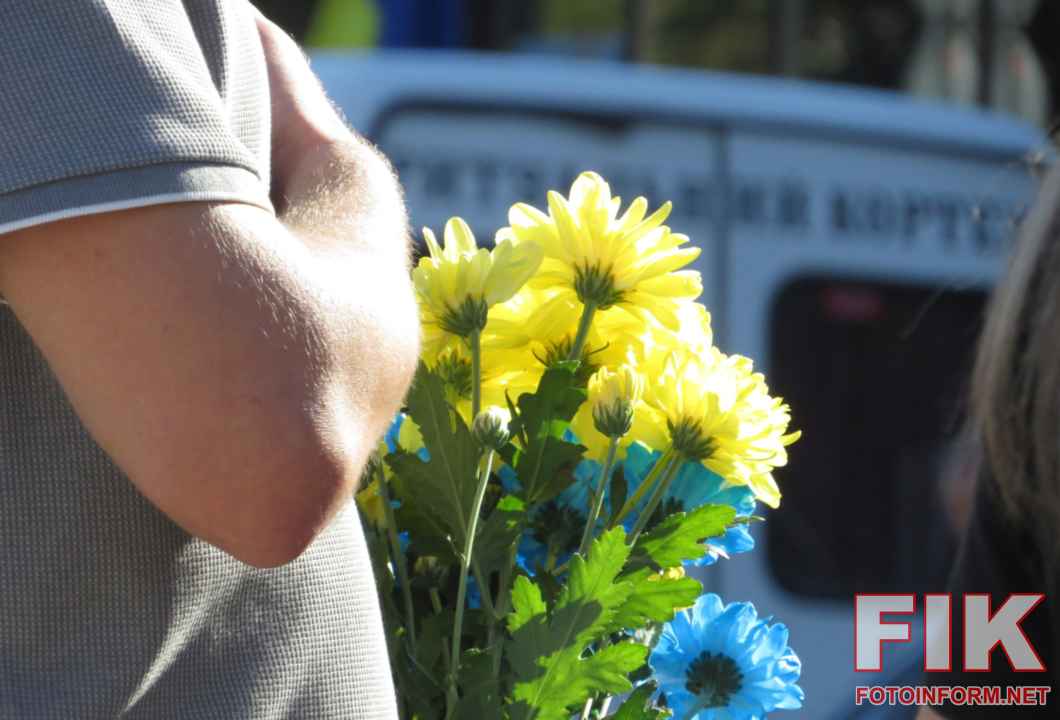 .Церемонія прощання із загиблими військовослужбовцями Дмитром Димитровичем, Дмитром Ленченком та Сергієм Безлюдьком на Площі Героїв Майдану в Кропивницькому.