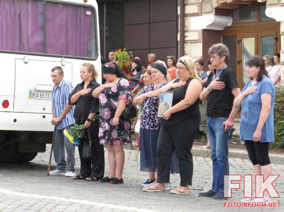 Прощання з загиблим воїном Олександром Божком у Кропивницькому біля площі Героїв Майдану