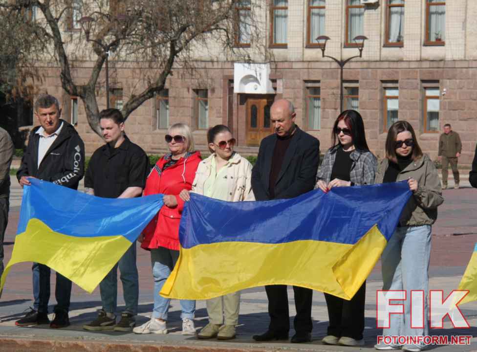 Живий коридор та траурний кортеж з тілами воїнів у центрі Кропивницького.