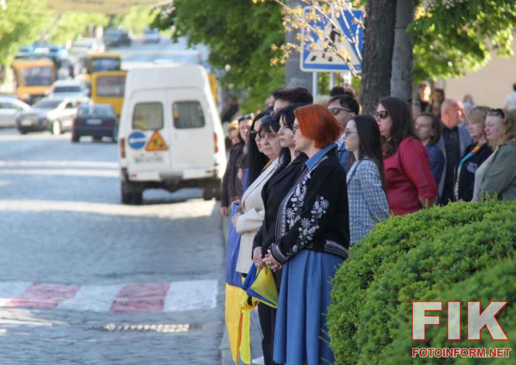 Живий коридор та траурний кортеж з тілами воїнів у центрі Кропивницького.