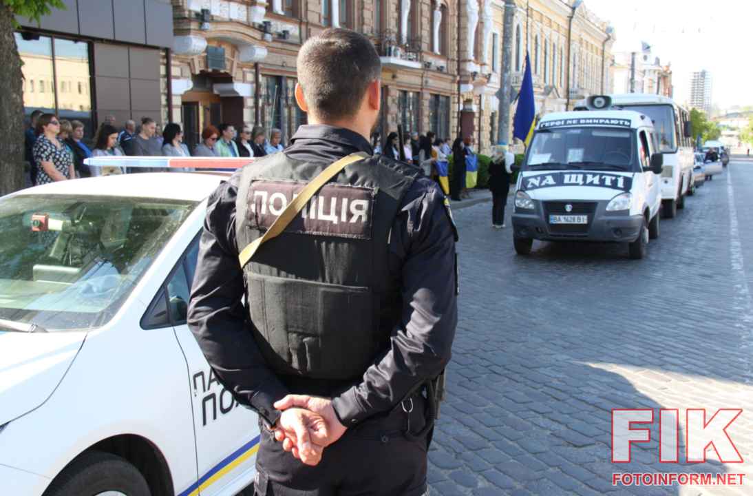 Живий коридор та траурний кортеж з тілами воїнів у центрі Кропивницького.