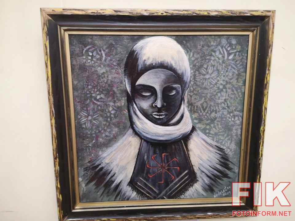Експозиція картин олією та розписаних гільз на виставці Наталії Прус.