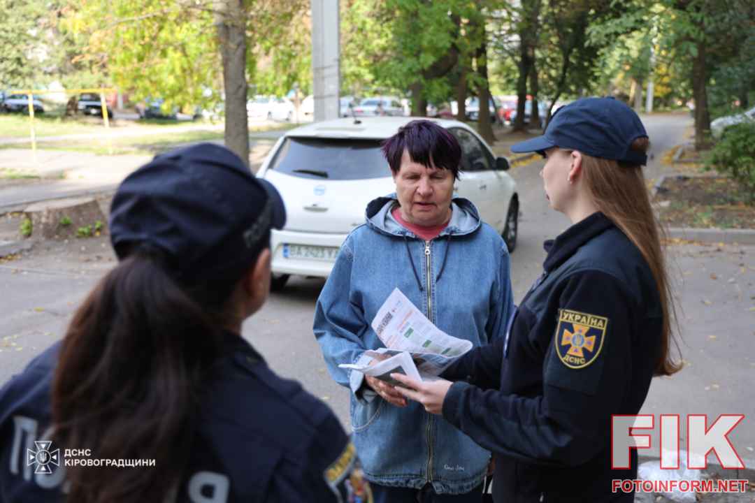 Рятувальники ДСНС та поліцейські спілкуються з жителями Кропивницького під час безпекового рейду