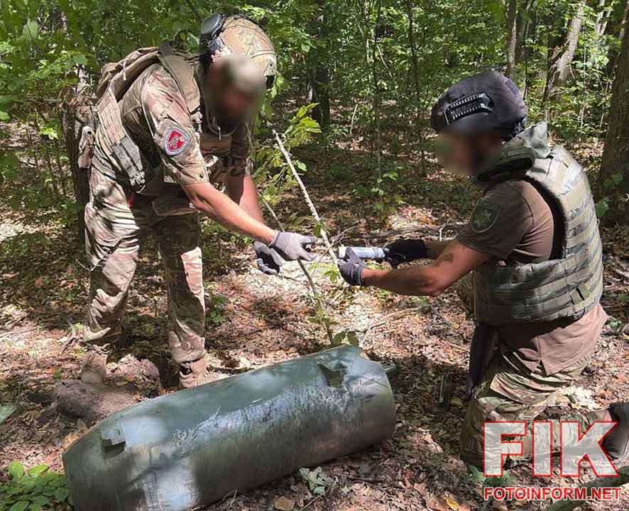 Поліцейські вибухотехніки Кіровоградщини готують до транспортування та знешкодження нерозірвану бойову частину ворожої ракети