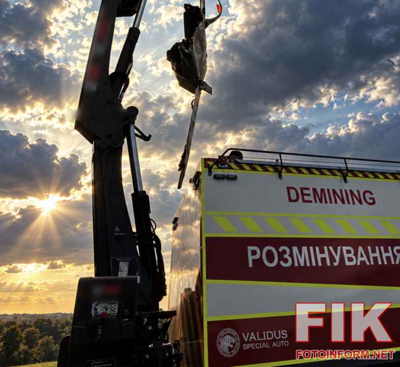 Піротехніки ДСНС України вилучають уламки ворожої ракети Х-101 на відкритій території у Кропивницькому районі