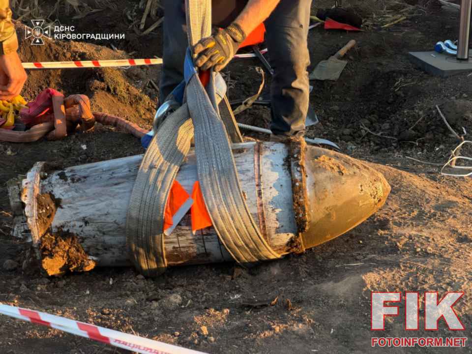 Піротехніки ДСНС та вибухотехніки поліції вилучили ракету Х-59 на Кіровоградщині