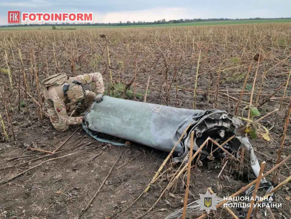 Поліцейські вибухотехніки Кіровоградщини знешкоджують бойову частину російської ракети на полі