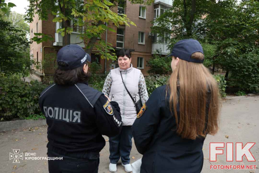 Офіцерка ДСНС та поліцейська спілкуються з жителями мікрорайону Черемушки у Кропивницькому
