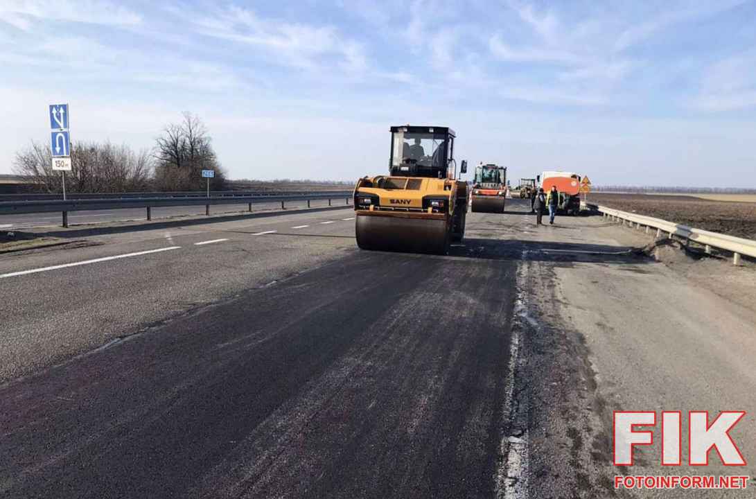 Спецтехніка ліквідує ямковість на трасі М-30 у Кіровоградській області, березень 2026 року