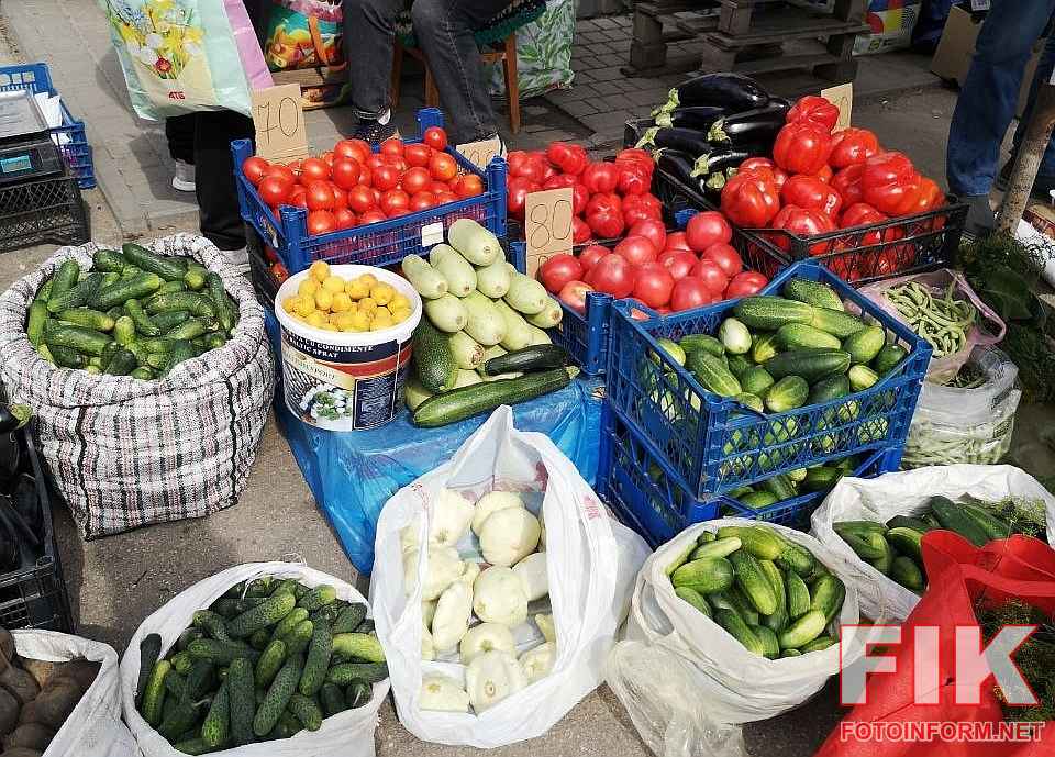 Продаж свіжих овочів та фруктів на ринку Шанхай у Кропивницькому