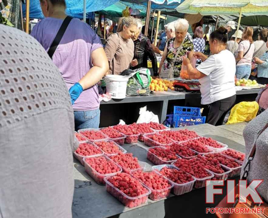Продаж свіжих овочів та фруктів на ринку Шанхай у Кропивницькому, фото Ігоря Філіпенка