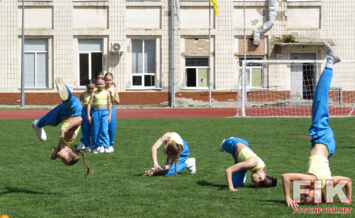 Масова студентська руханка та хореографічні виступи на стадіоні факультету фізичного виховання ЦДУ, фото Ігоря Філіпенка