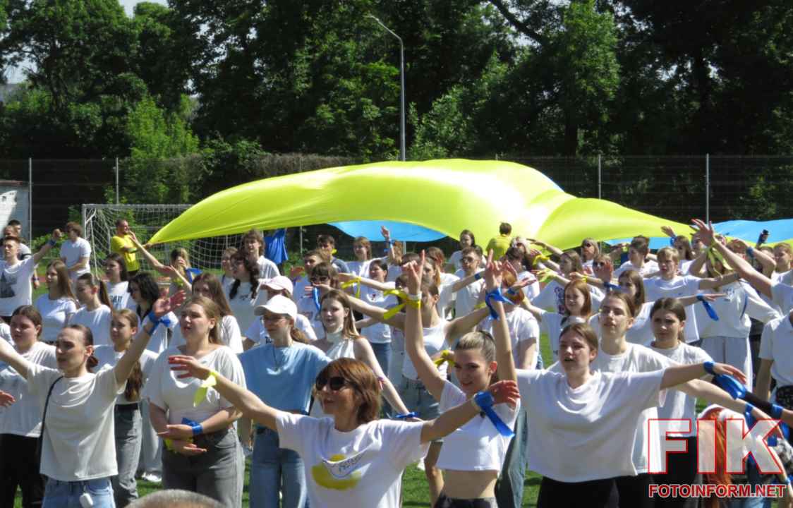 Масова студентська руханка та хореографічні виступи на стадіоні факультету фізичного виховання ЦДУ, фото Ігоря Філіпенка