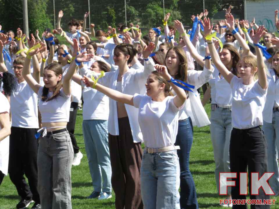 Масова студентська руханка та хореографічні виступи на стадіоні факультету фізичного виховання ЦДУ, фото Ігоря Філіпенка