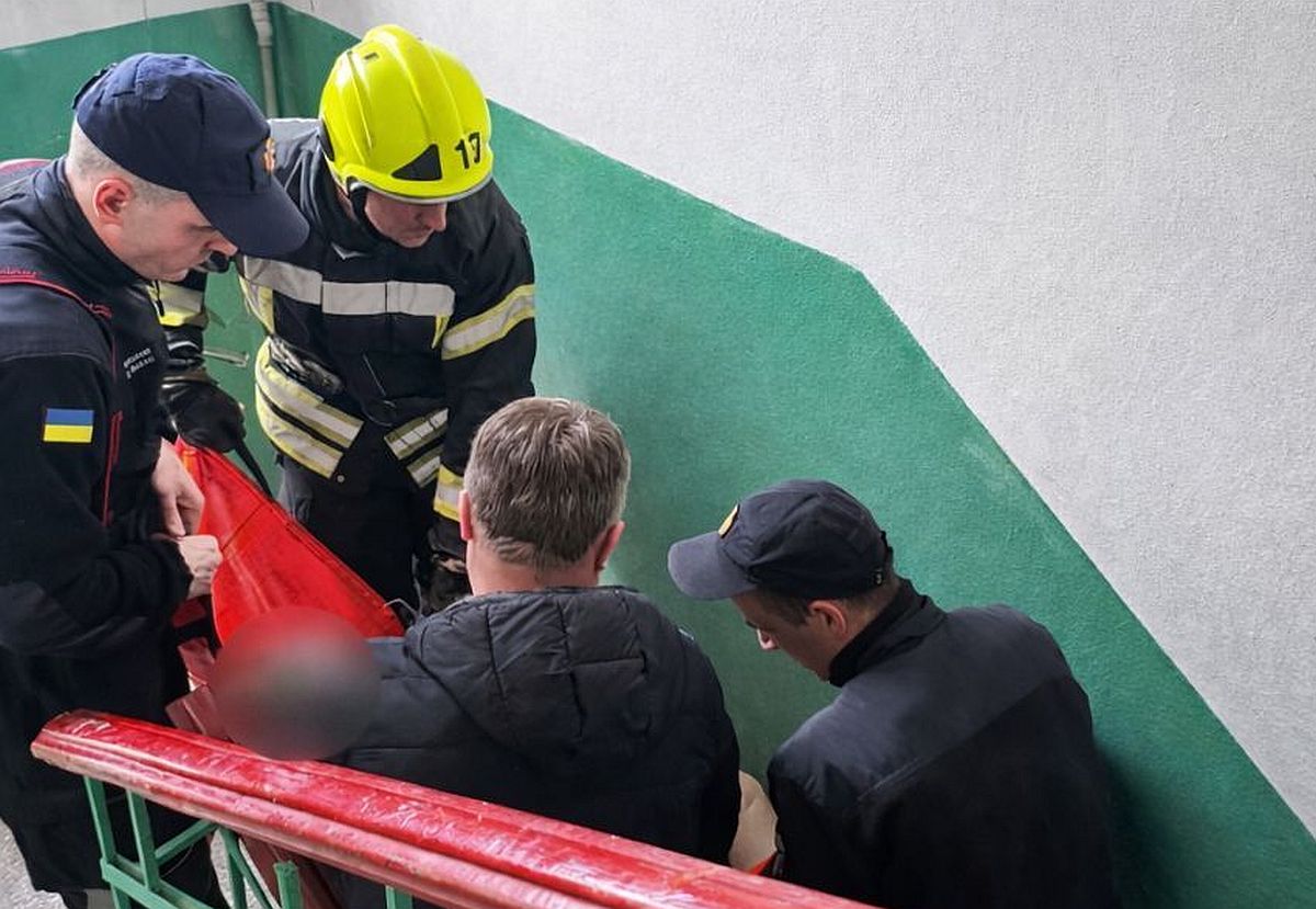 Рятувальники ДСНС Кіровоградщини надають допомогу літній жінці у Світловодську