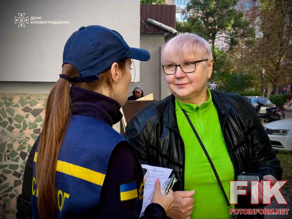 Психолог ДСНС надає допомогу постраждалій особі на місці влучання