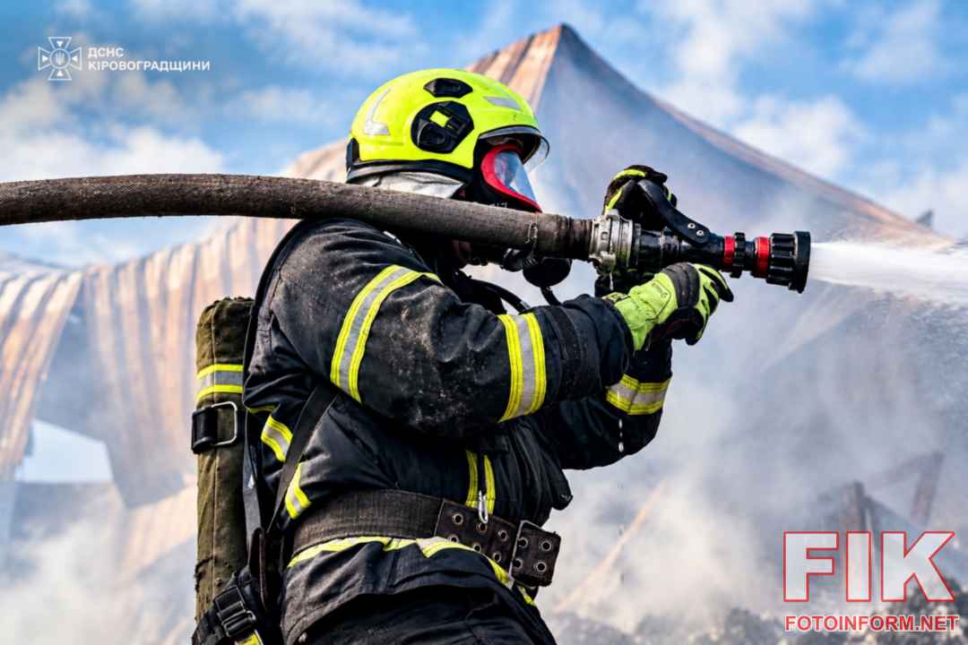 Рятувальники ДСНС гасять пожежу після ворожої атаки на Кіровоградщині
