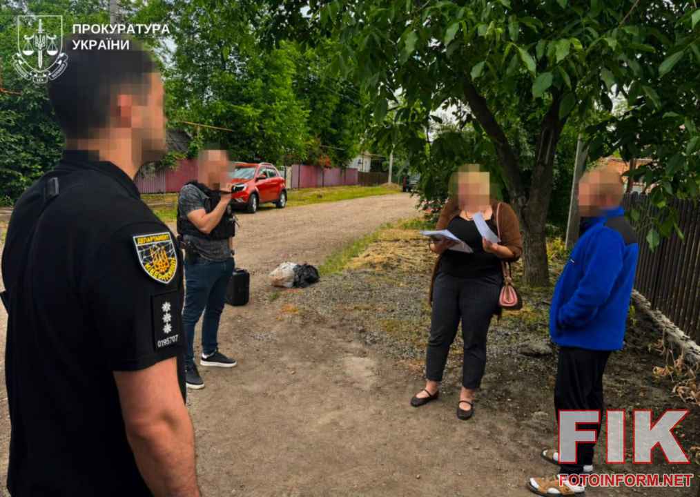 вилучені речові докази, телефони та банківські картки на столі під час обшуку.