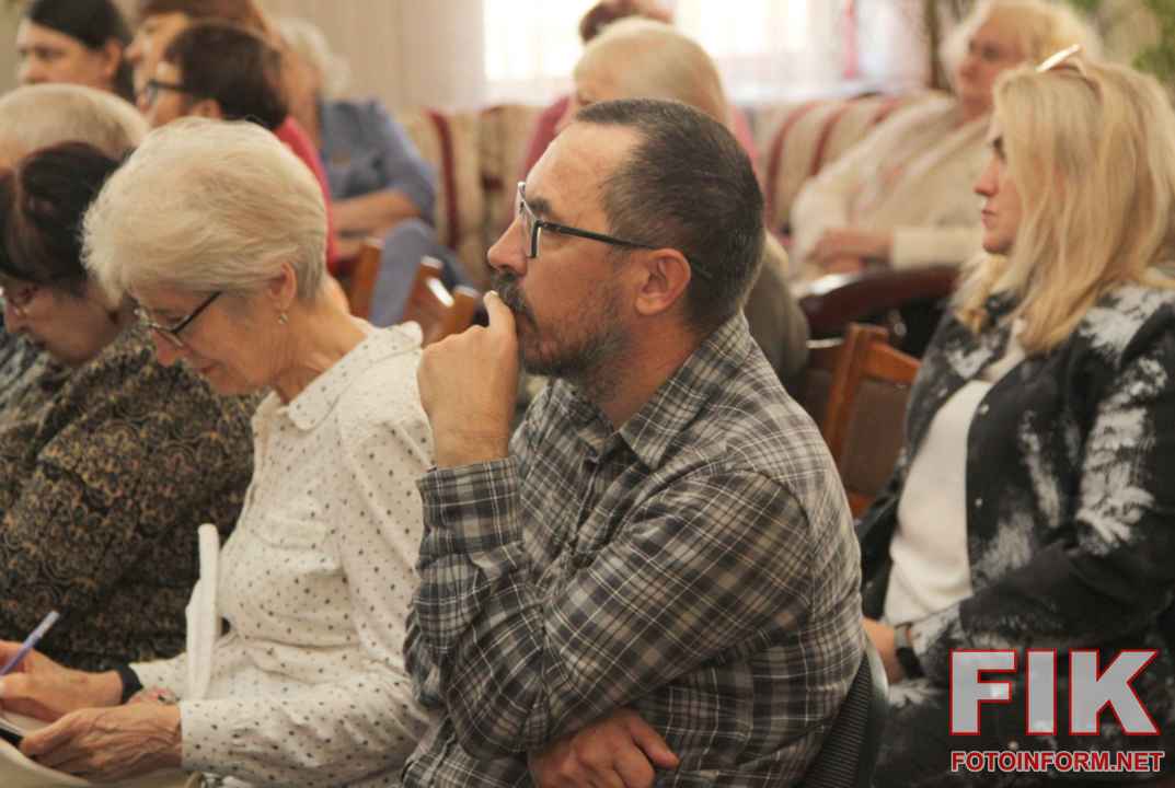 Презентація книги Анатолія Саржевського Світло вчительських сердець у Кропивницькому, фото Ігоря Філіпенка