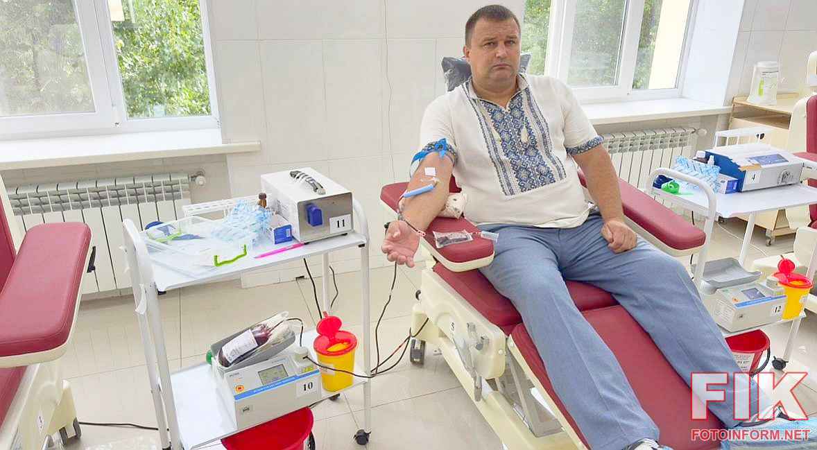 Волонтер Геннадій Шевченко на кріслі донора в Кіровоградській обласній станції переливання крові