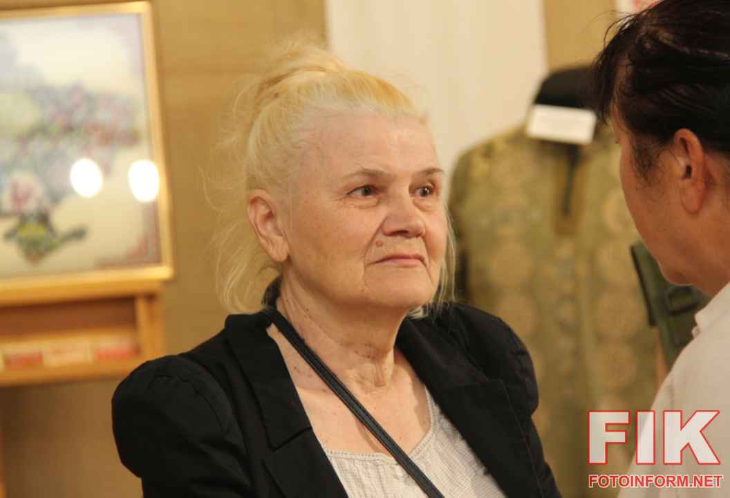 Відвідувачі на відкритті меморіальної експозиції Жив щоб змінювати у Музеї мистецтв Кропивницького.