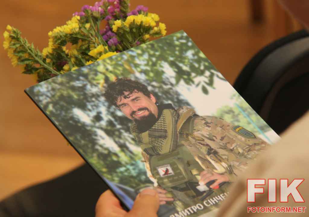 Відвідувачі на відкритті меморіальної експозиції Жив щоб змінювати у Музеї мистецтв Кропивницького.