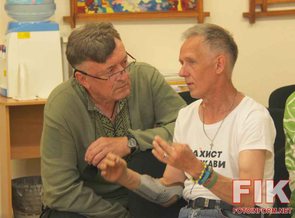 Відвідувачі на відкритті меморіальної експозиції Жив щоб змінювати у Музеї мистецтв Кропивницького.