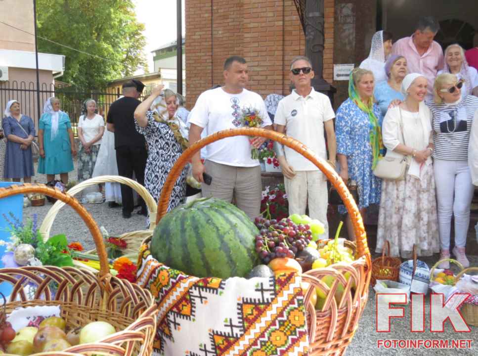 Освячення яблук та винограду священиком ПЦУ на Яблучний Спас у храмі Володимира Великого в Кропивницькому