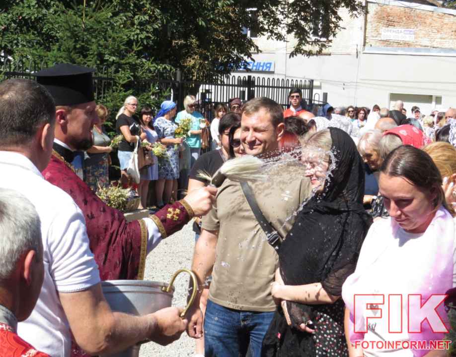 Освячення меду та маковійчиків біля храму Володимира Великого у Кропивницькому на Медовий Спас, фото Ігоря Філіпенка