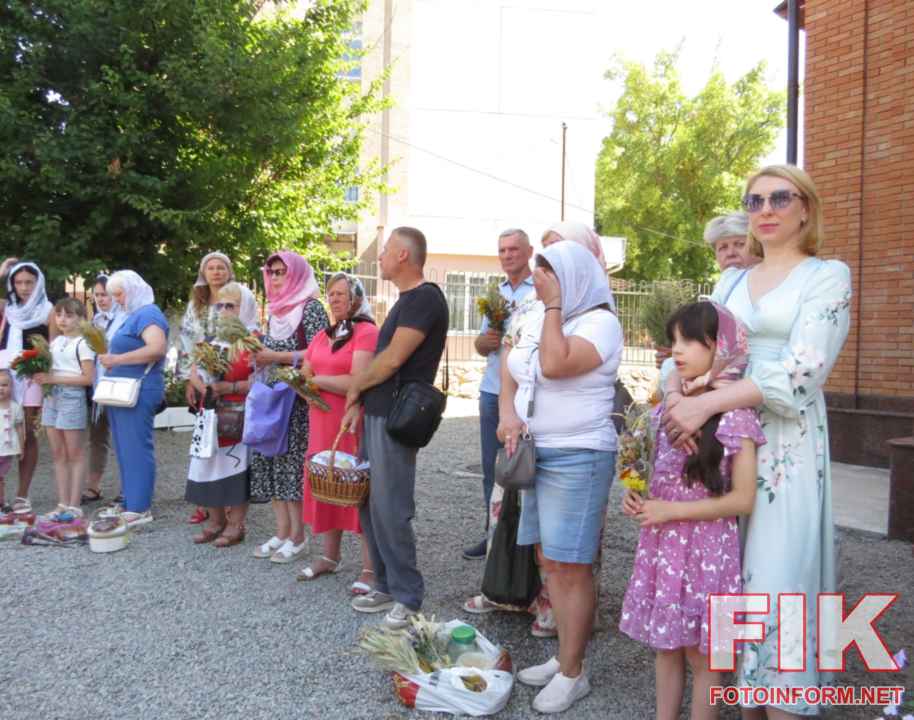 Освячення меду та маковійчиків біля храму Володимира Великого у Кропивницькому на Медовий Спас, фото Ігоря Філіпенка
