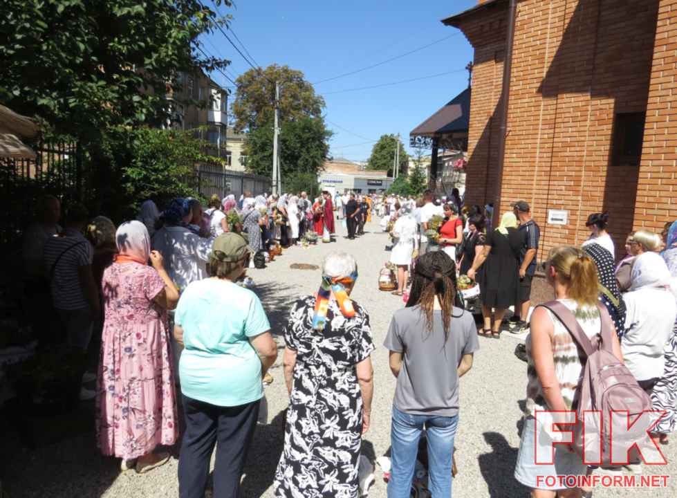 Освячення меду та маковійчиків біля храму Володимира Великого у Кропивницькому на Медовий Спас, фото Ігоря Філіпенка
