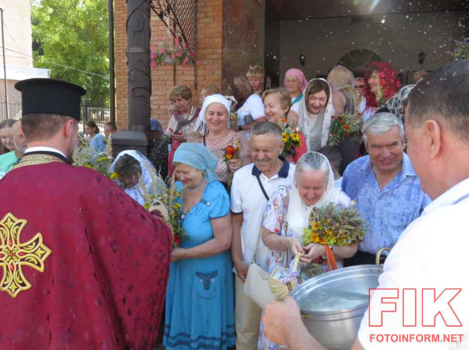 Освячення меду та маковійчиків біля храму Володимира Великого у Кропивницькому на Медовий Спас, фото Ігоря Філіпенка