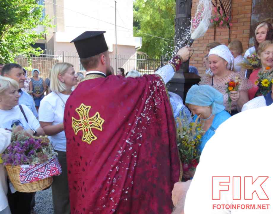 Освячення меду та маковійчиків біля храму Володимира Великого у Кропивницькому на Медовий Спас, фото Ігоря Філіпенка