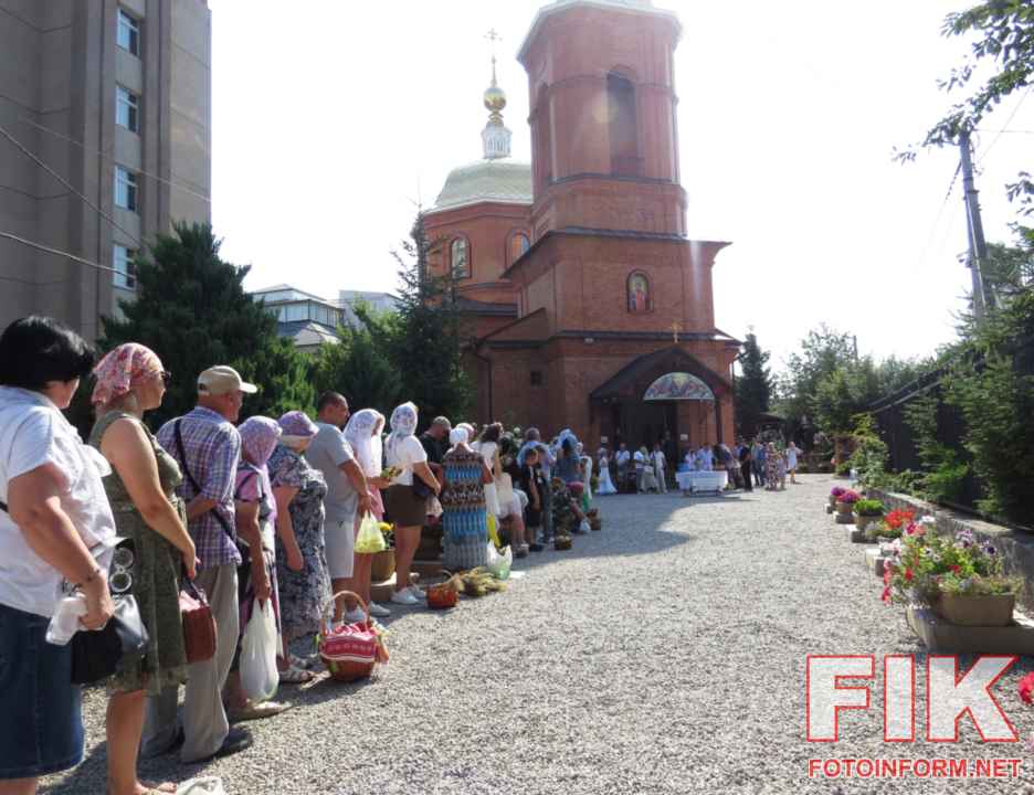 Освячення яблук та винограду священиком ПЦУ на Яблучний Спас у храмі Володимира Великого в Кропивницькому
