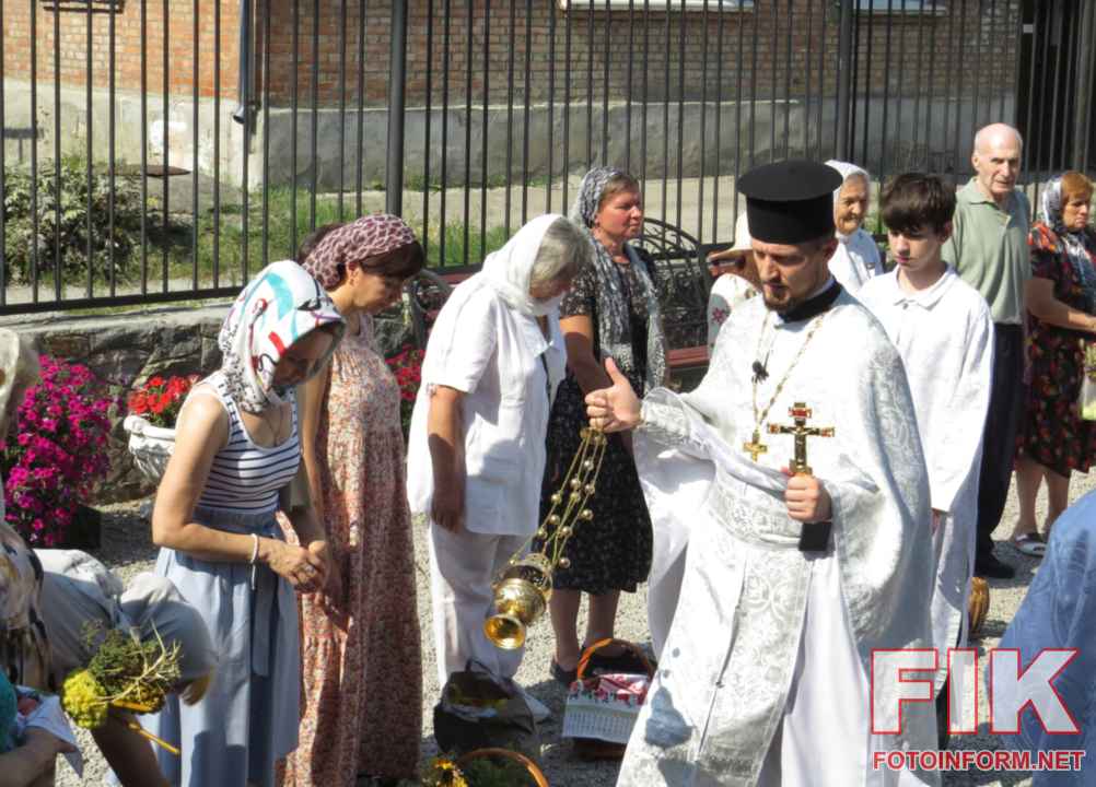 Освячення яблук та винограду священиком ПЦУ на Яблучний Спас у храмі Володимира Великого в Кропивницькому